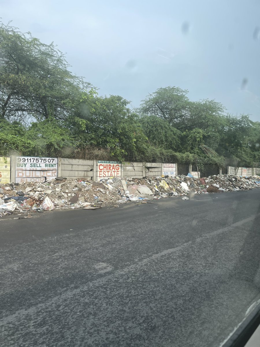 soutikBBC's tweet photo. Gurgaon-Faridabad Road was once a clean, winding escape through the urban jungle. Now it’s another filthy artery in the so-called Millennium City - proof that one of India’s richest cities is also among its dirtiest. In Gurgaon, people boast and nobody cares. @cmohry @RaoNarbir https://t.co/7f3ocQc4tr