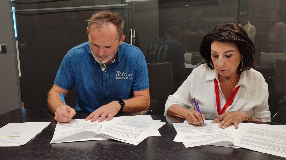 Firmado el convenio de colaboración de la Asociación de Veteranos del Hércules con la Cruz Roja. 

Esperamos que  que sea el comienzo de más vías de colaboración.

¡¡¡𝕄𝔸ℂℍ𝕆 ℍ𝔼́ℝℂ𝕌𝕃𝔼𝕊!!!