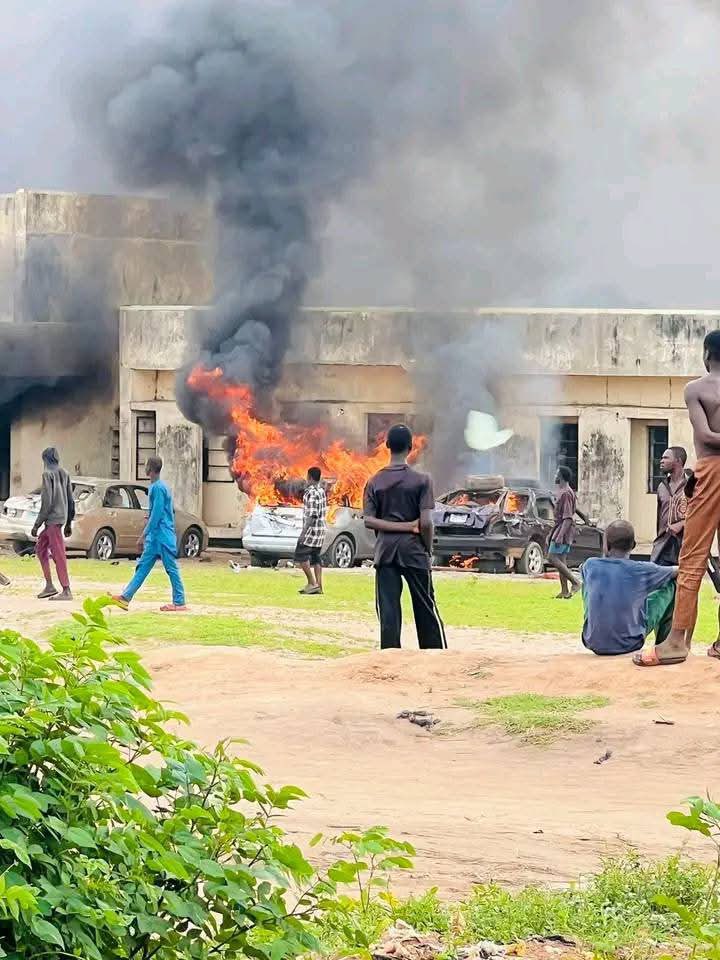 TheArewaBuzz's tweet photo. JUST IN: Tension in Kwara State

Youths in Lafiagi (Edu LGA) set fire to NDLEA office in protest against growing insecurity in the area. They say they’ve had enough.

Should this be the way to express anger?

#KwaraNews #ArewaBuzz #NigeriaProtests #NDLEA #Lafiagi #ArewaYouth https://t.co/sj43sG7oCn