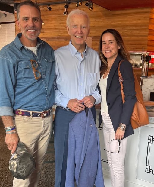 DidJosephDie's tweet image. Joe Biden did not die today.
He was spotted at a Pizzeria with his son Hunter Biden.