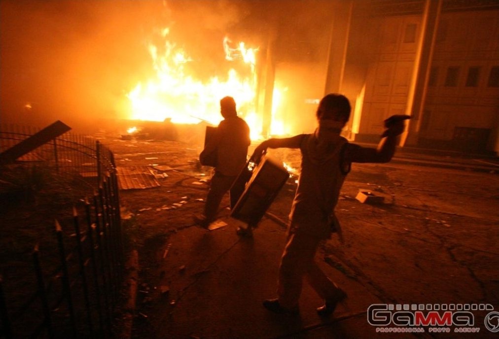 Өнөөдөр 2025.07.01. Одоогоос 17 жилийн өмнө таван иргэн амиа алдсан харамсалтай үйл явдал 2008 оны 7 сарын 1-нээс 2-ны шилжих шөнө болж байв. Тухайн үйл явдлыг тойрсон асуудлаар УИХ анх удаа нээлттэй сонсгол зохион байгуулж, завлөмж гаргаж байлаа. Зөвлөмжид дурдсан олон асуудал,