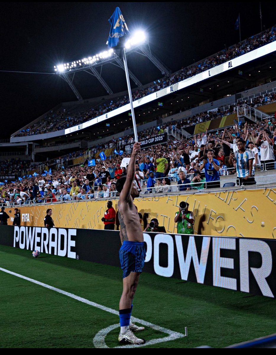 كم لنا رايات زرقا. رفرفت في صدر ملعب💙