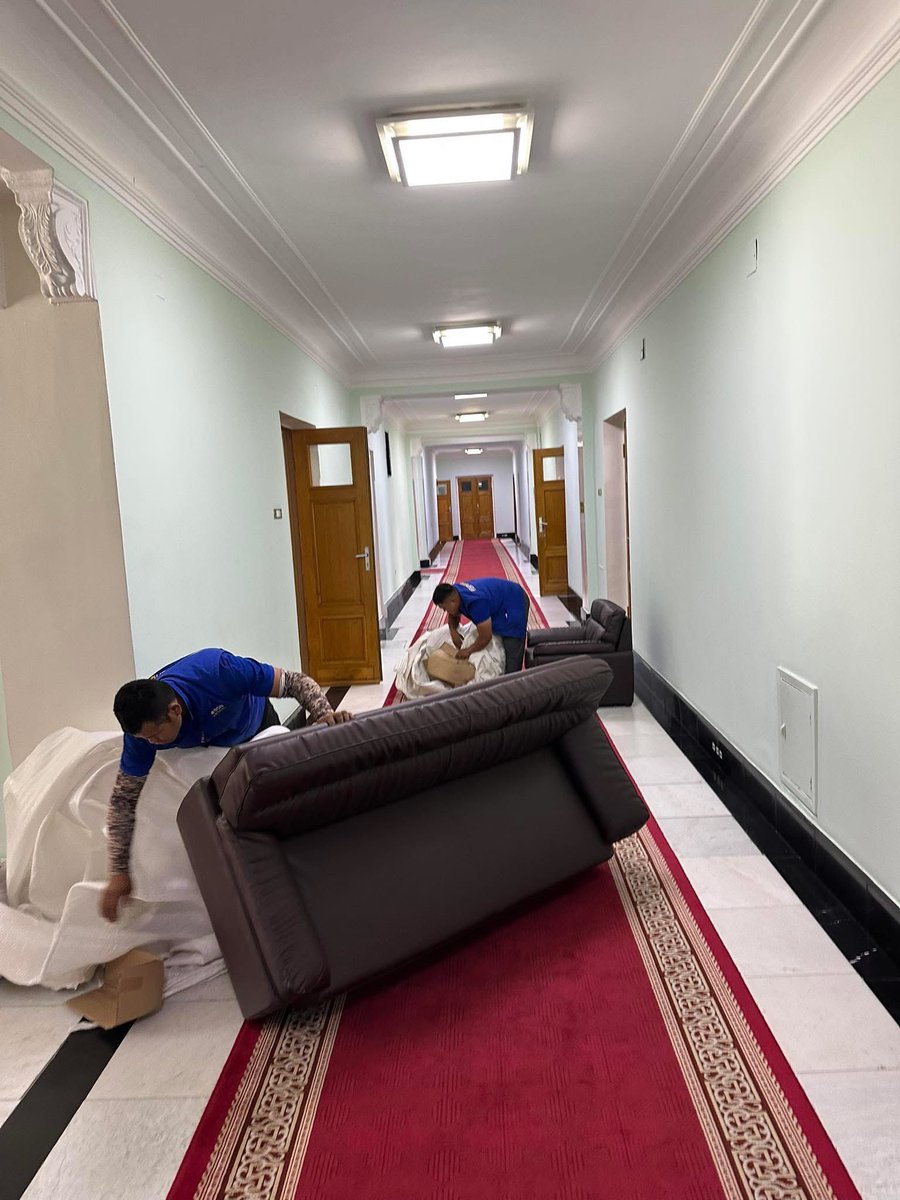 Төрд нэг дарга сайд ирэхээр хуучин дарга нь сууж байсан ширээ сандлаа авдагаа л больчих л доо. Хуучин байгаагаа л өөд нь татаад орчих л доо. Хэмнэлт хаана бнаа <a href="/Zandanshatar/">Zandanshatar G</a> ???