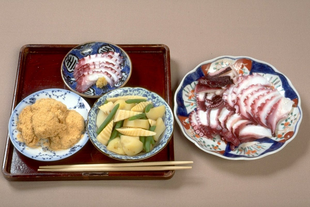 半夏生のごちそう
小麦もち、麦わらだこ、出合いもんのじゃがいもと真竹と二度豆の煮つけを食べる。この時期のたこを麦わらだこといい、ゆでてしょうが醤油か二杯酢で食べる。この日から八朔までは、夏のひのつじ（昼寝）をしてもよいとされている。
『聞き書　大阪の食事』南河内山村の食より
#農文協