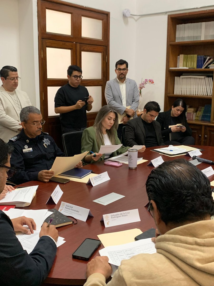 FabiolaCuan's tweet photo. Iniciamos la semana con mucho trabajo en Comisiones Edilicias. 

#GDLTeCuida💕 https://t.co/Hh2wNQmQYs