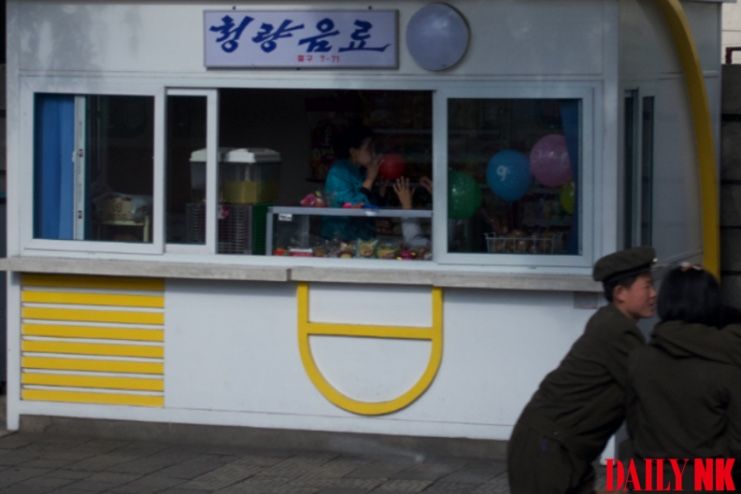 With muggy weather arriving early in #NorthKorea this year, street vendors are profiting handsomely from surging demand for cool drinks and ice cream. #dprk buff.ly/4YamESK
