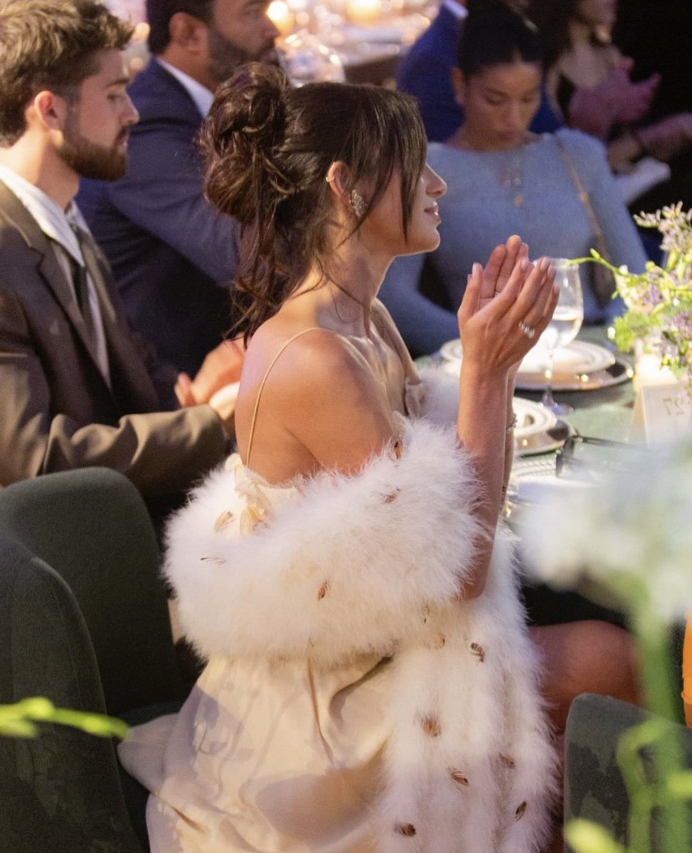 Alirayve's tweet photo. A Bruna Marquezine nessas fotos do casamento ficou parecendo aquelas personagens de filme da Netflix. 

Que mulher impecavelmente linda! https://t.co/vFIpkX2bDL