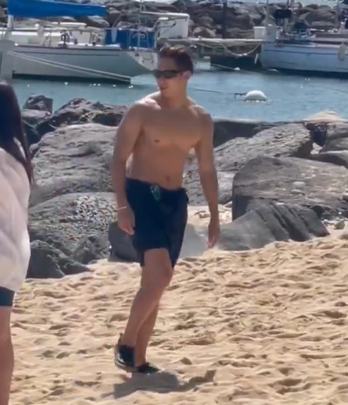 meaniesminwon's tweet photo. KIM MINGYU AT HAWAII TODAY OMFG HE'S INSANEEEEEEEE https://t.co/3g1eAquXvi