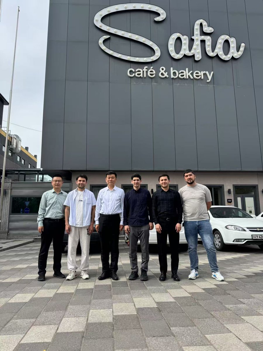 Tsinghua_Uni's tweet image. #TsinghuaRen Biloliddin led a project with Safia Bakery, Central Asia’s largest producer, proposing advanced #AI and data-driven decision-making to optimize its supply chain, potentially boosting efficiency and setting a model for digital transformation in food manufacture.