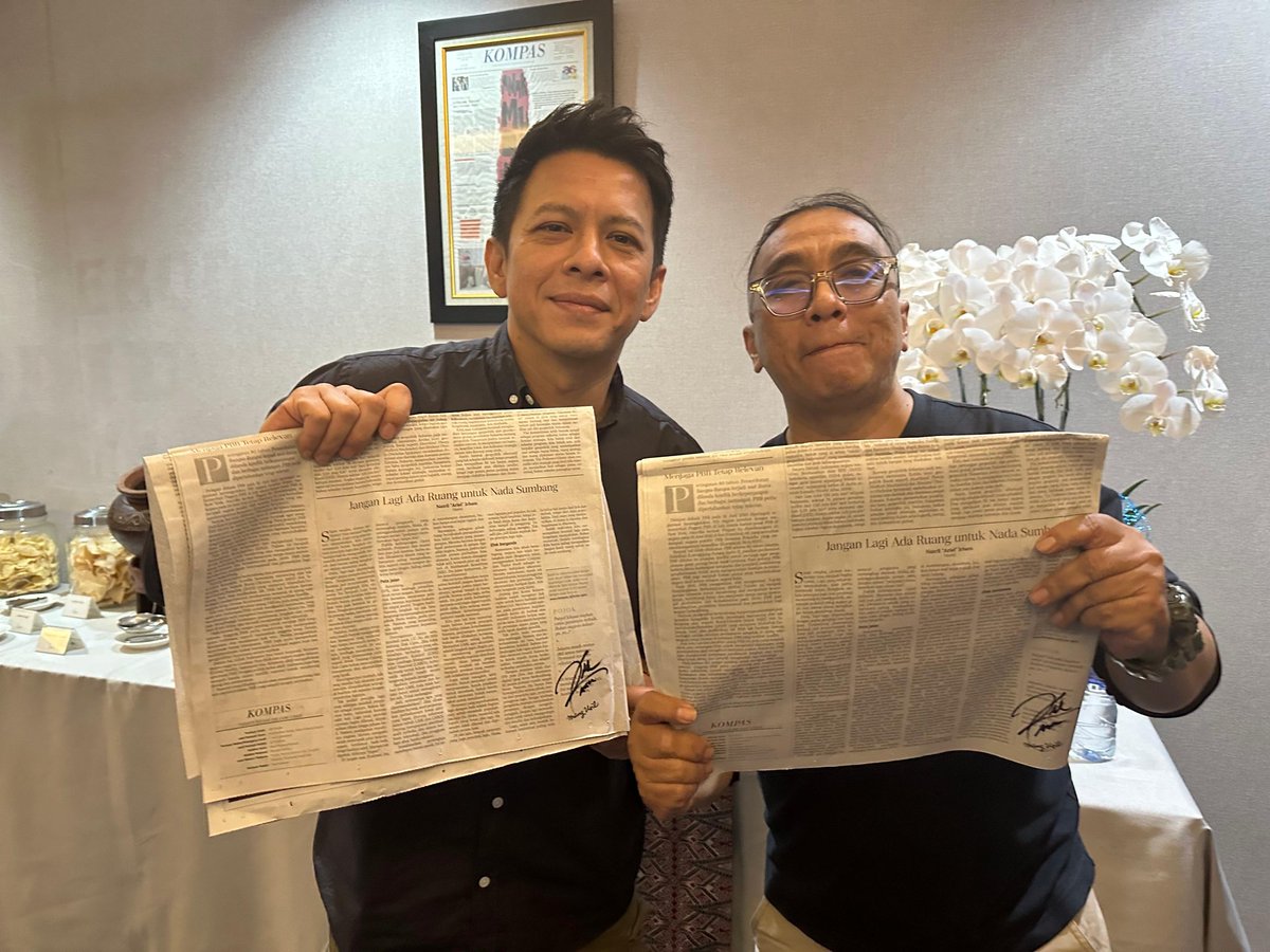 BiLLYKHAERUDIN's tweet photo. Definisi lelananging jagad masa kini. Ganteng, pinter nyanyi, pinter bikin lagu, pinter nulis opini di @hariankompas. Nazril Irham alias Ariel Peterpan alias Ariel Noah. Yang mau baca tulisan Ariel di Kompas silakan ya di tautan ini
https://t.co/eqhxOP1DDP https://t.co/V2sV44VC0f