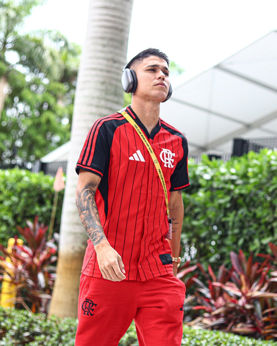raflamello81's tweet photo. Luiz Araújo ficou desolado após o final da partida contra o Bayern. No vestiário, remoeu todos aqueles sentimentos em silêncio. Os relatos são de que o jogador estava inconsolável.

O camisa 7 não segurou as lágrimas ao encontrar familiares e amigos.

🗞️: @geglobo 
📸: CRF https://t.co/LOv6ED6ybe