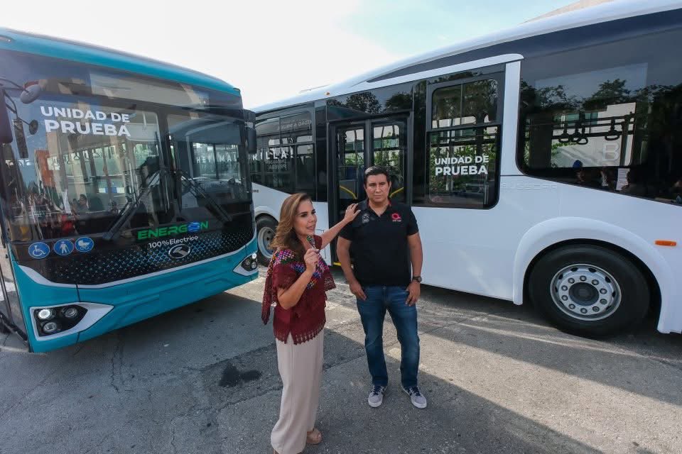 MaraLezama's tweet photo. ¡Iniciamos con la transformación del transporte público en #Chetumal! 🚍

Con el Plan Estratégico de Movilidad respondemos a una demanda histórica: tener un sistema de transporte digno, moderno y accesible para todas y todos.

Arrancamos con pruebas de autobuses en distintas zonas para evaluar rutas, horarios y necesidades reales de movilidad. Además, inicia la consulta pública con:

📮 30 buzones de participación
🗣️ 10 mesas de trabajo
📊 1 foro especializado

¡Participa en https://t.co/lUELlnThGI 📲!

¡La movilidad no es un privilegio, es un derecho!