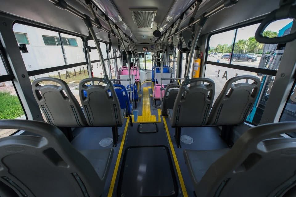 MaraLezama's tweet photo. ¡Iniciamos con la transformación del transporte público en #Chetumal! 🚍

Con el Plan Estratégico de Movilidad respondemos a una demanda histórica: tener un sistema de transporte digno, moderno y accesible para todas y todos.

Arrancamos con pruebas de autobuses en distintas zonas para evaluar rutas, horarios y necesidades reales de movilidad. Además, inicia la consulta pública con:

📮 30 buzones de participación
🗣️ 10 mesas de trabajo
📊 1 foro especializado

¡Participa en https://t.co/lUELlnThGI 📲!

¡La movilidad no es un privilegio, es un derecho!