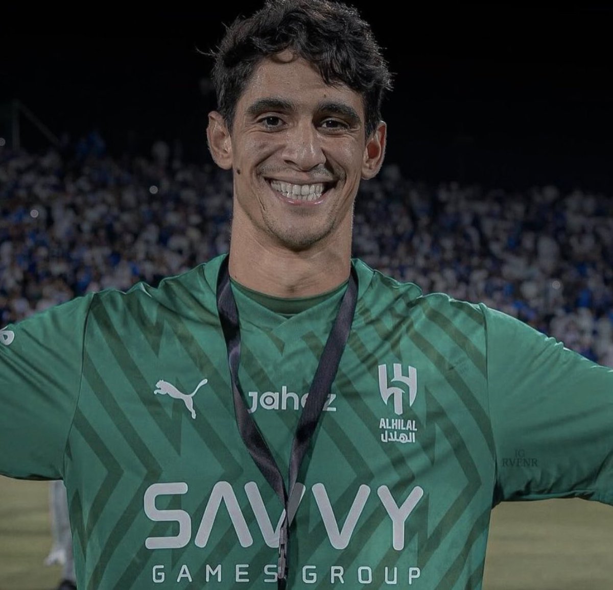 اقاتل في ساحة المعركة وحدِي 
أنا الجيشُ لنفسي وأنا السيف ذاته