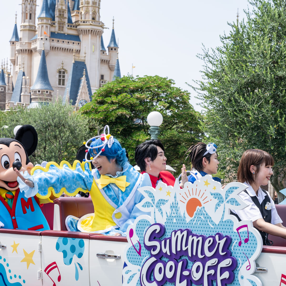#MrsGREENAPPLE がサプライズで登場！
東京ディズニーリゾート「 #サマークールオフ at Tokyo Disney Resort」
本日7月1日、東京ディズニーランドでスペシャルグリーティングを開催
#大森元貴 さん #若井滉斗 さん #藤澤涼架 さん、ミッキーとミニーがご挨拶☆
詳細→dtimes.jp/post-1026796/
