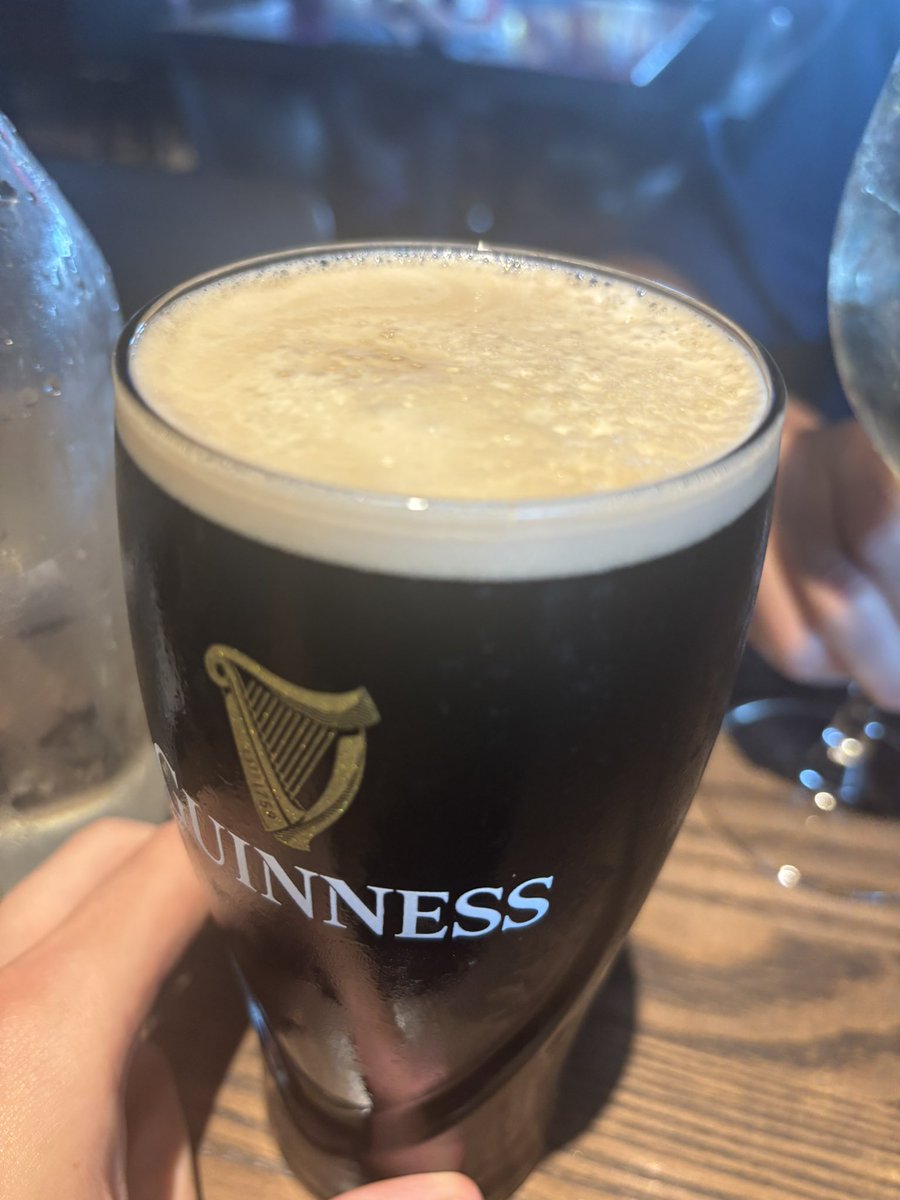 DlowVic's tweet image. This is simply unacceptable. Thoughts on sending pints back to the bar if they're poured like shit? #LANK #Guinness