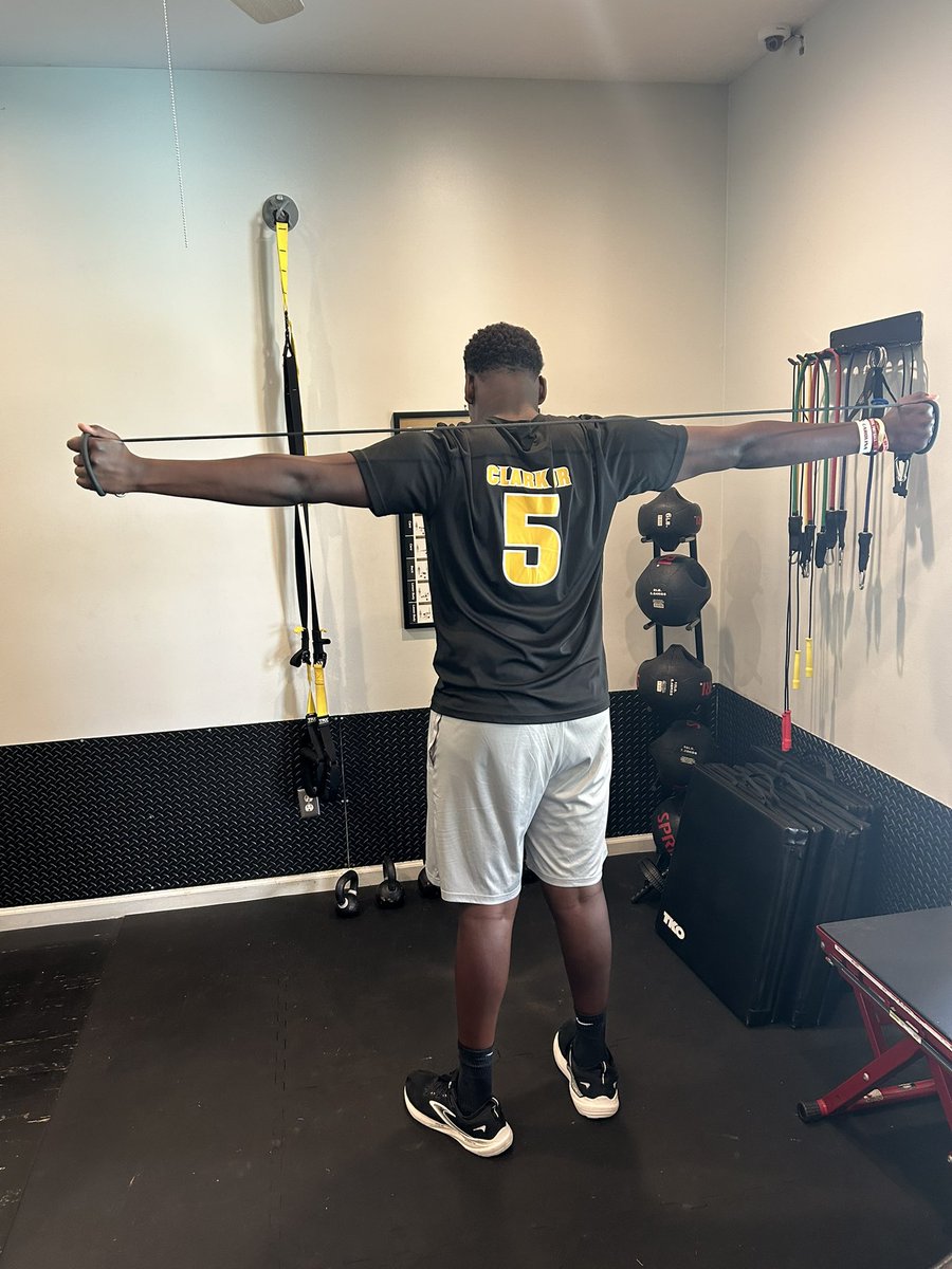 Toryclark52's tweet image. On the DL grind….improving flexibility, endurance, agility, balance! #football #Grinding #Hardwork #workout
@Davis33Coach @GAVarsityRivals @_Tselll @RecruitGeorgia @WAAcademyFB @Jr1Jeffery