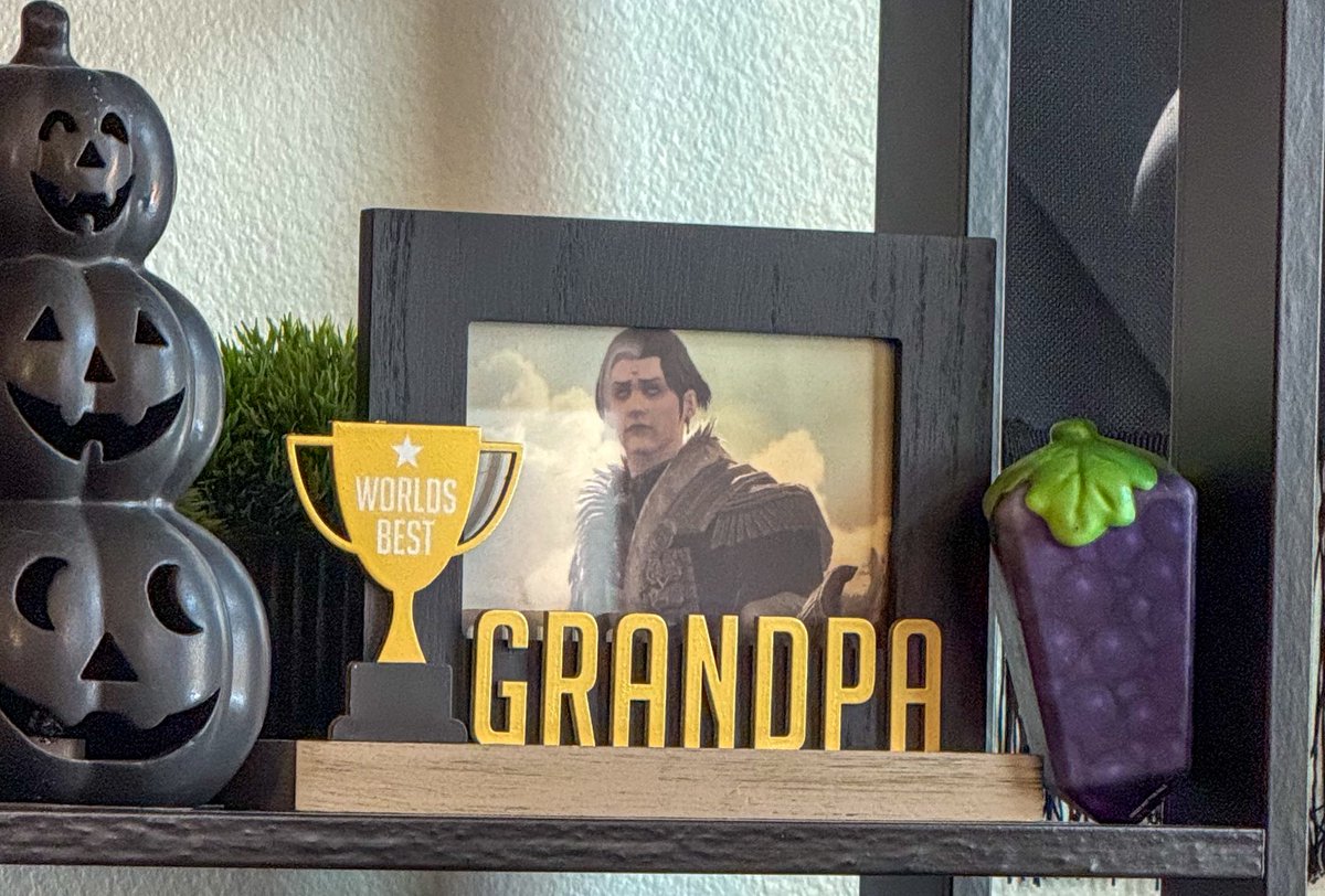 Girl_Dm_'s tweet photo. I get to wake up with this next to me every morning while I’m on vacation, thank you @grave_weaver https://t.co/NVB3ovZkWY