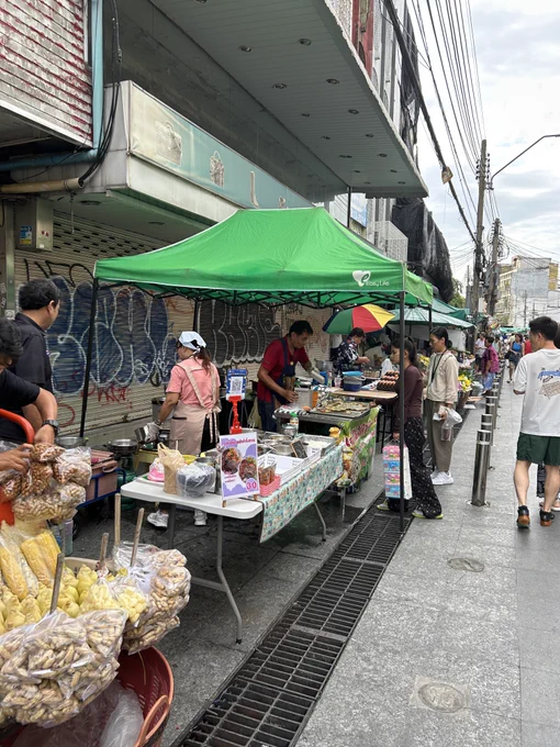 タイと言えば屋台!なんかわからないものを分からない状態で頼む。美味しい!