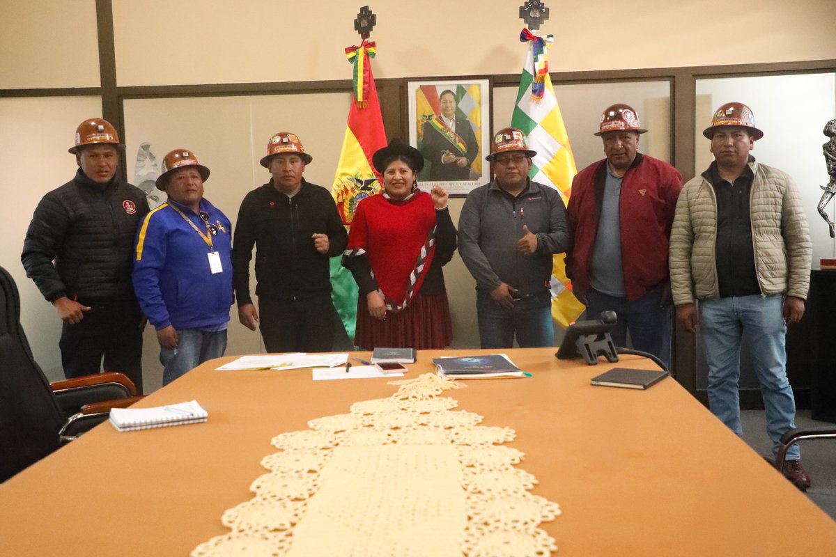 CulturasBolivia's tweet photo. La ministra, Esperanza Guevara se reunió  con representantes del Sindicato de Trabajadores Mineros de Huanuni, para coordinar acciones  para la realización del Festival de la Sikuriada. 
#2025BicentenarioDeBolivia
#nuestrasculturasnuestraidentidad
#Oruro
#Huanuni https://t.co/ZbeF9DH2Zj