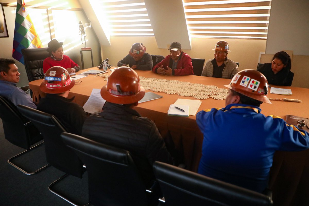 CulturasBolivia's tweet photo. La ministra, Esperanza Guevara se reunió  con representantes del Sindicato de Trabajadores Mineros de Huanuni, para coordinar acciones  para la realización del Festival de la Sikuriada. 
#2025BicentenarioDeBolivia
#nuestrasculturasnuestraidentidad
#Oruro
#Huanuni https://t.co/ZbeF9DH2Zj