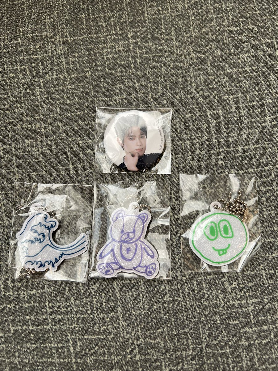 tajiminini's tweet photo. @hktkzm_m リプ失礼いたします！
缶バッジ所持しているのですが
アクスタどちらかと交換していただけないでしょうか？
異種のため難しいとは思うのですがご検討よろしくお願いいたします🙇‍♀️ https://t.co/qQBSDnQVaD