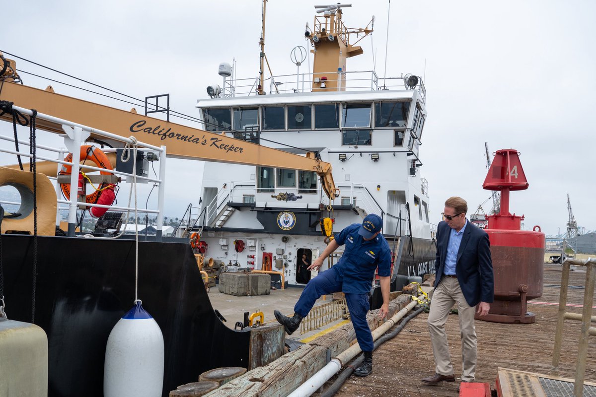 USCGNorCal's tweet image. We were honored to welcome @DepSec_Edgar to #USCG Base LA-LB recently!⚓️ 🇺🇸
With the bold new blueprint that is Force Design 2028, we will continue to help build an even stronger, more capable, and more agile Fleet.