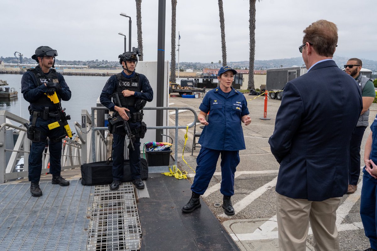USCGNorCal's tweet image. We were honored to welcome @DepSec_Edgar to #USCG Base LA-LB recently!⚓️ 🇺🇸
With the bold new blueprint that is Force Design 2028, we will continue to help build an even stronger, more capable, and more agile Fleet.