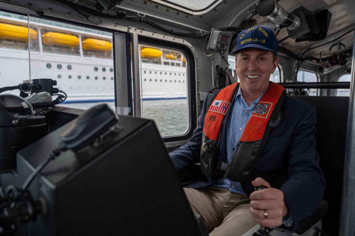 USCGNorCal's tweet image. We were honored to welcome @DepSec_Edgar to #USCG Base LA-LB recently!⚓️ 🇺🇸
With the bold new blueprint that is Force Design 2028, we will continue to help build an even stronger, more capable, and more agile Fleet.