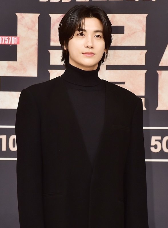 hyungsikness's tweet photo. [OFFICIAL] Park Hyungsik's new start with new agency, ‘RÊVE(레브)’ https://t.co/GYcTNS7gc3

Actor Park Hyungsik is embarking on a new journey with his new home, 'RÊVE' and another leap forward.

Meaning 'dream' in French, RÊVE is a company established by colleagues who have been close companions with Park Hyungsik since his 'ZE:A' days nearly 20 years ago, based on deep trust and longstanding connections. Park Hyungsik is set to continue active engagements, announcing his future journey alongside RÊVE.

According to RÊVE, "We are delighted to walk this new path with Park Hyungsik. We will repay the meaning of trust and companionship built over a long time with good works and activities."

#ParkHyungsik #박형식 #パクヒョンシク