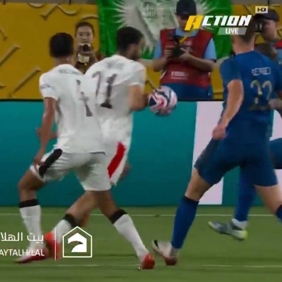 شايف كل هذا ..!؟ هل تعلم ماصدر فيها اي شي ..!
- اللاعب ماانطرد 
- لمسه اليد ماانحسبت 
-قضايا لم يحكم فيها لحد الان من اربع سنوات ..!؟ 

مستغربين انحسب الهدف على #الهلال 
ابووووكم على ابو الحكم الفاسد ..