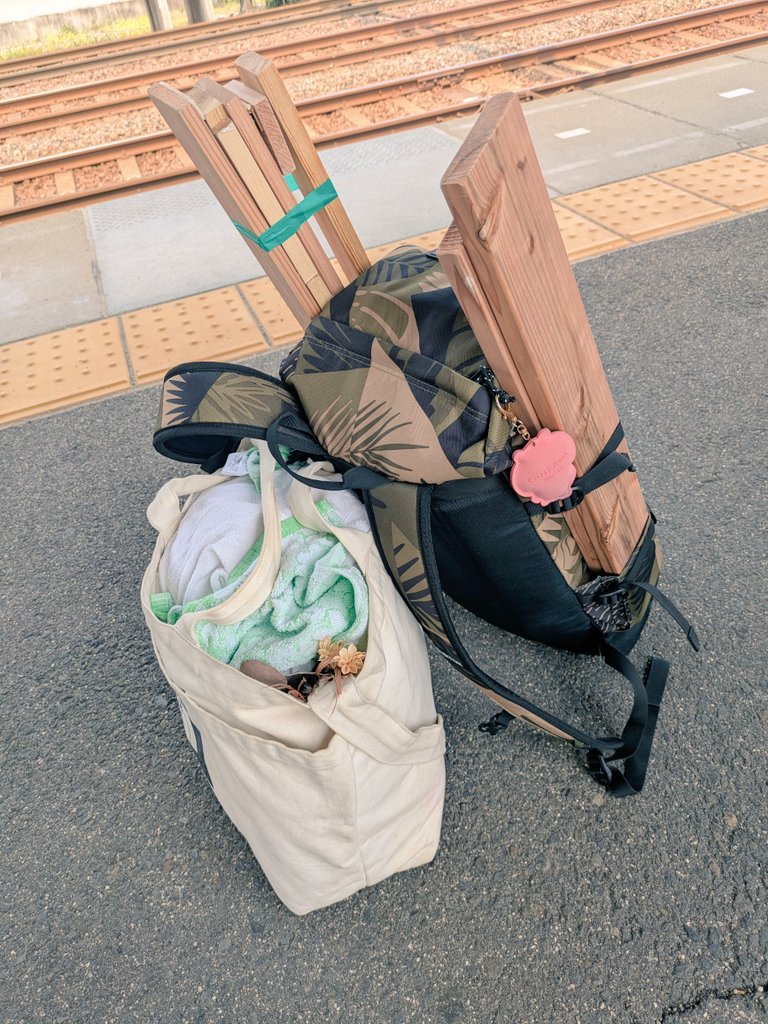 窯出ししホヤホヤの陶器やお品書きを載せたかったのですが..バタバタで撮りそびれましたので
すごいことになった搬入リュックを載せときます...🦜重い...
#小鳥ガーデン