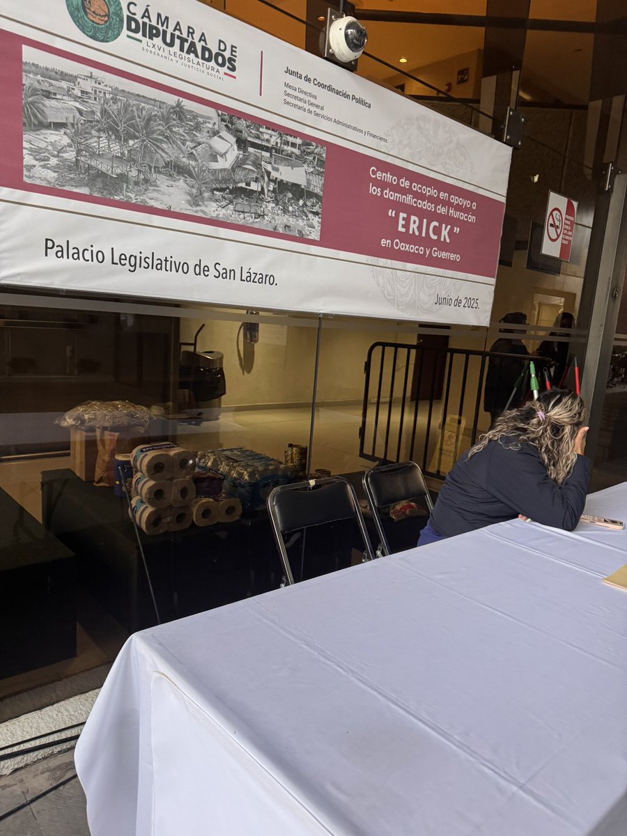 LauraBruges's tweet image. Así va el centro de acopio por el  #HuracánErick instalado en la Cámara de Diputados.