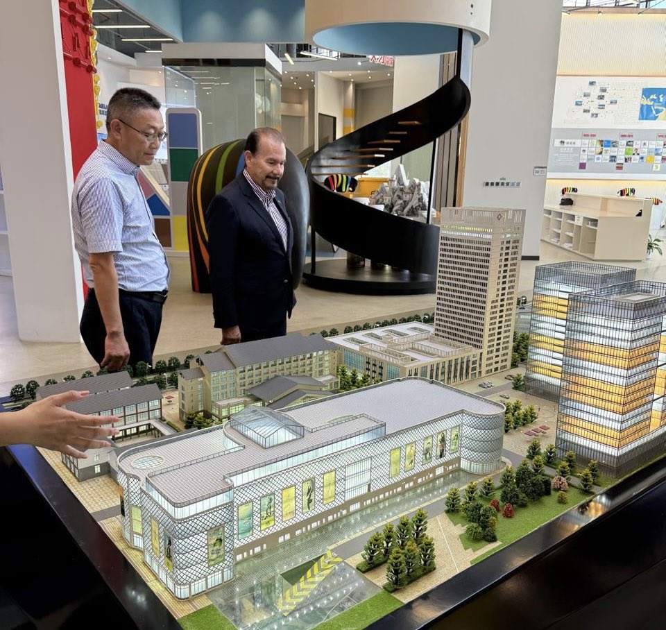 Luo Yaping, presidente de Hangzhou Gaoneng Shidai New Material Technology Co., Ltd., nos recibió durante nuestra gira de trabajo en China en la visita a CAPAROL, una empresa que ha llevado el reciclaje de llantas a otro nivel: utilizan el polvo de caucho como base para