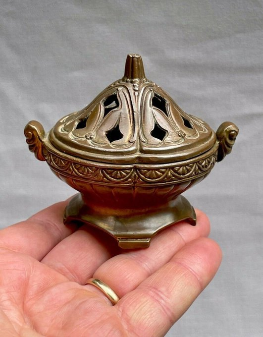 SubRosaMagick's tweet photo. Antique Art Nouveau - Bronze Incense Burner - Jennings Bros JB 1920s
link in comments
#bronze #incense #burner #censer #wicca #occult #pagan #altar #artnouveau https://t.co/MhmxZVYu9b