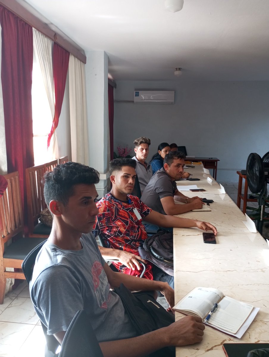 inielvis's tweet photo. Dirigido por el Miembro del Buró del PCC Geisel Ramírez Vargas, acompañado de la UJC Municipal, CAM y secretarios de base de las empresas  estatales.. se organizó con los jóvenes acciones en apoyo a la producción de alimentos. 
#PCCMoaTrabajaYEnaltece
#UJCMoa
#EnMoaPodemos https://t.co/4gIJP3y3sN