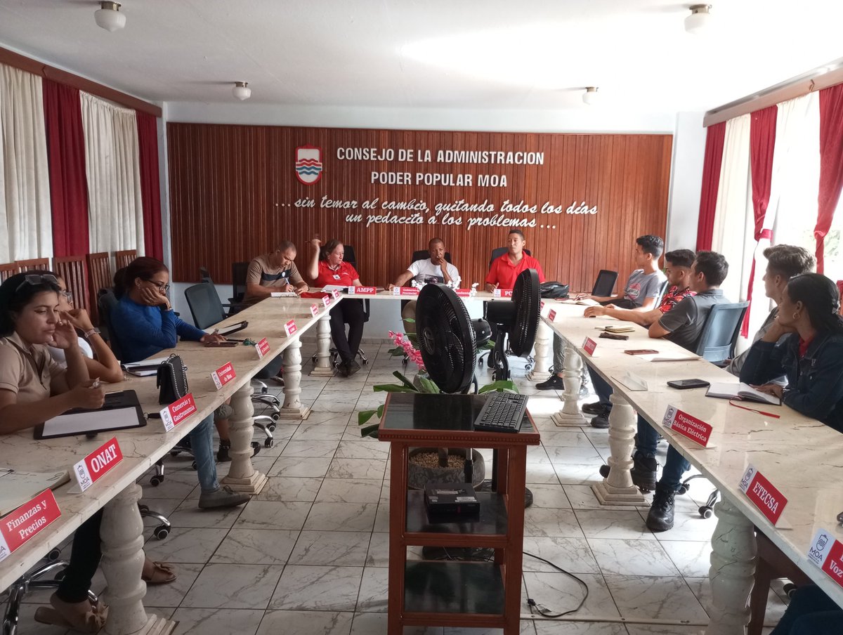 inielvis's tweet photo. Dirigido por el Miembro del Buró del PCC Geisel Ramírez Vargas, acompañado de la UJC Municipal, CAM y secretarios de base de las empresas  estatales.. se organizó con los jóvenes acciones en apoyo a la producción de alimentos. 
#PCCMoaTrabajaYEnaltece
#UJCMoa
#EnMoaPodemos https://t.co/4gIJP3y3sN