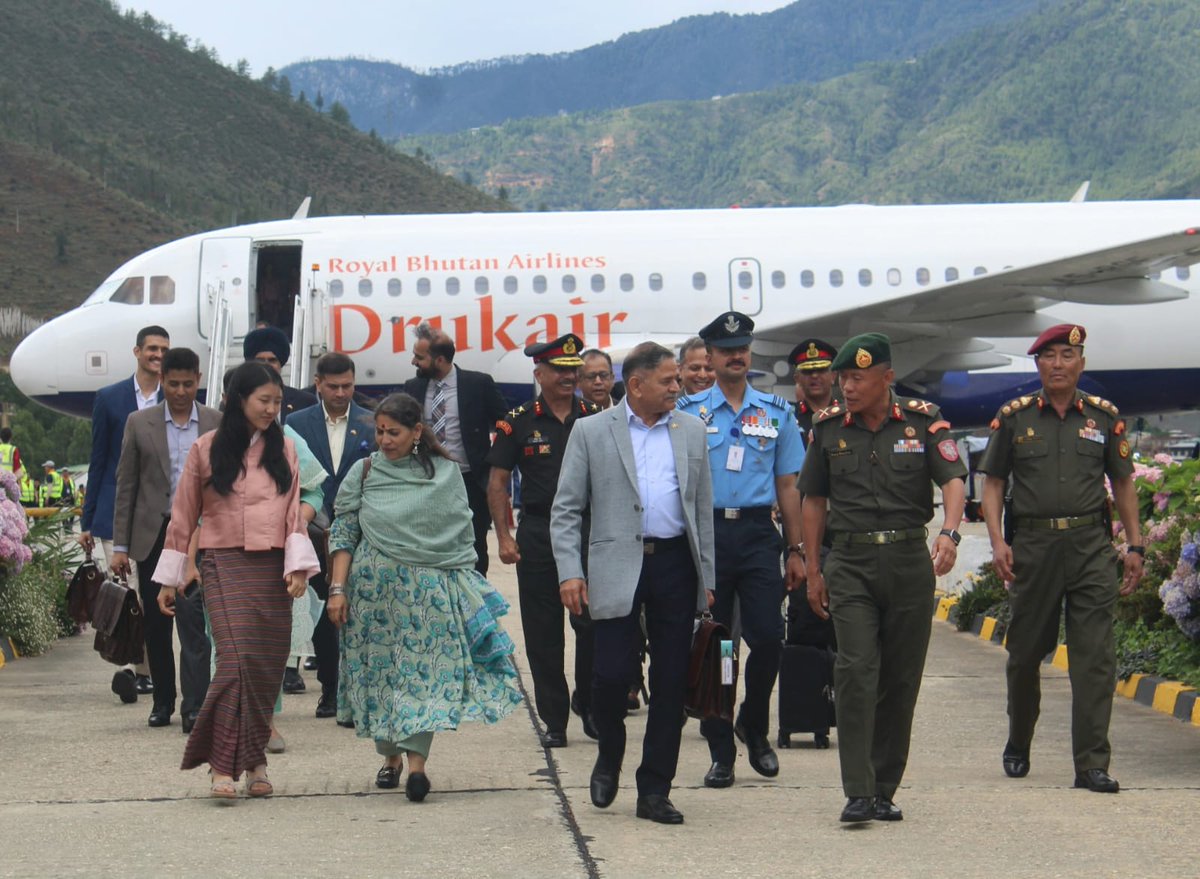 adgpi's tweet image. #GeneralUpendraDwivedi, #COAS, on his first day of visit to #Bhutan was given a warm and gracious welcome by Major General Dorji Rinchen, Deputy Chief Operations Officer (COO), Royal Bhutan Army. He later held an insightful interaction with Lieutenant General Batoo Tshering, COO,…
