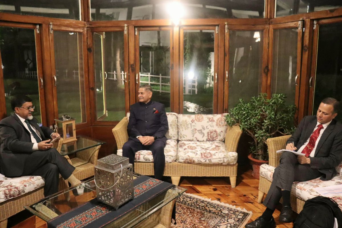 adgpi's tweet image. #GeneralUpendraDwivedi, #COAS, on his first day of visit to #Bhutan was given a warm and gracious welcome by Major General Dorji Rinchen, Deputy Chief Operations Officer (COO), Royal Bhutan Army. He later held an insightful interaction with Lieutenant General Batoo Tshering, COO,…