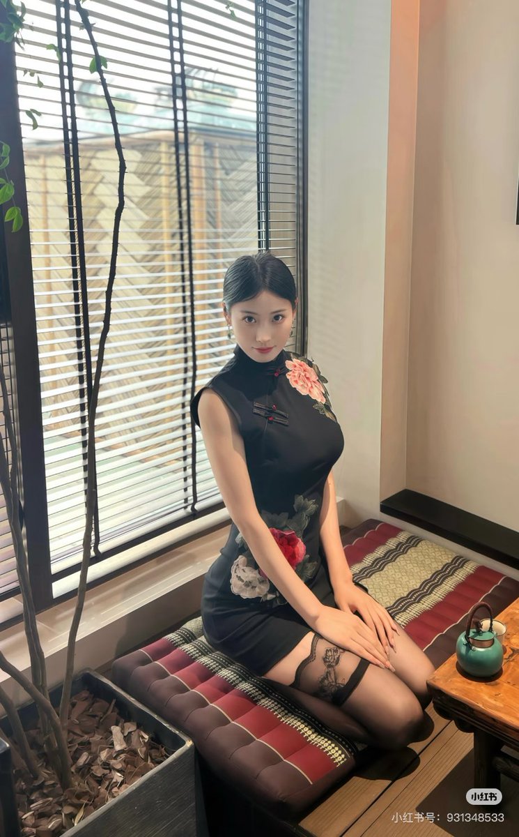 gaofei546900's tweet photo. 这个天气拍旗袍真的刚刚好，就是草丛里蚊子实在太多了，叮的东一块西一块的
 #氛围感写真 #私房写真 #紫色战袍 #反差人妻 #stocking #絲襪 #pantyhose #杭州约拍 https://t.co/OcEmyxu6tX