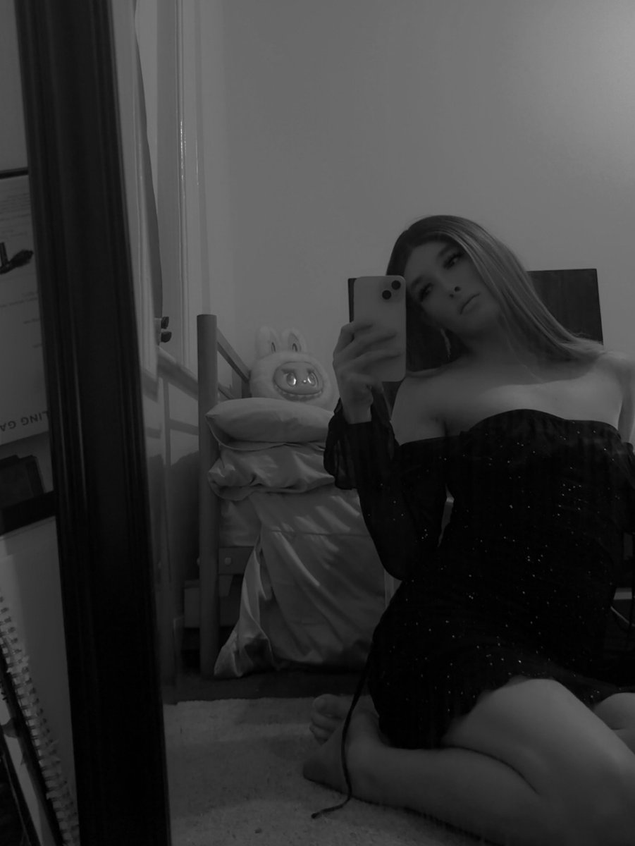 Miraa_KPOP's tweet image. caught between a dream and a stare. 🖤

#TransIsBeautiful #QueerTwitter #AltFashion #MirrorPic #NightVibes  
#AestheticTwitter #LGBTQIA #FemmeEnergy