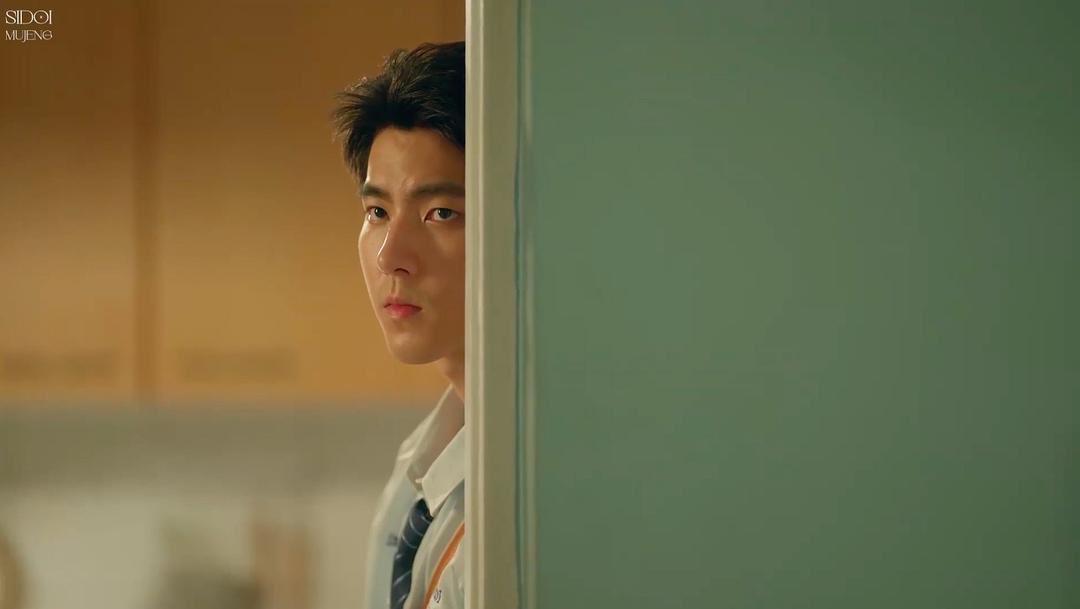TheOnlyOne_Mou's tweet photo. 📘
It’s too quiet during lunch break. So quiet it’s annoying. He’s not here, but my ears keep waiting to hear… something. I’m not thinking about him. Just… can’t focus on this book. That’s all.
#TheOnlyOne #ShengWang #NotThinkingAboutYou #JustDistracted https://t.co/FdCTga4AME
