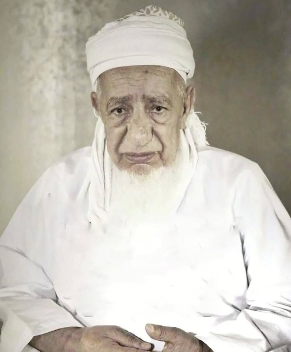 في مثل هذا اليوم ٥ من المحرم سنة ١٤٤٥ للهجرة صعدت روح شيخي وسيدي #مهنا_بن_خلفان_الخروصي رحمه الله بعد حياة حافلة بالعلم والتحقيق والتدقيق.
وهنا لقاء ثري كان معه:
youtu.be/0arb172Tup4?si… youtu.be/41CP1tqJ0bg?si…