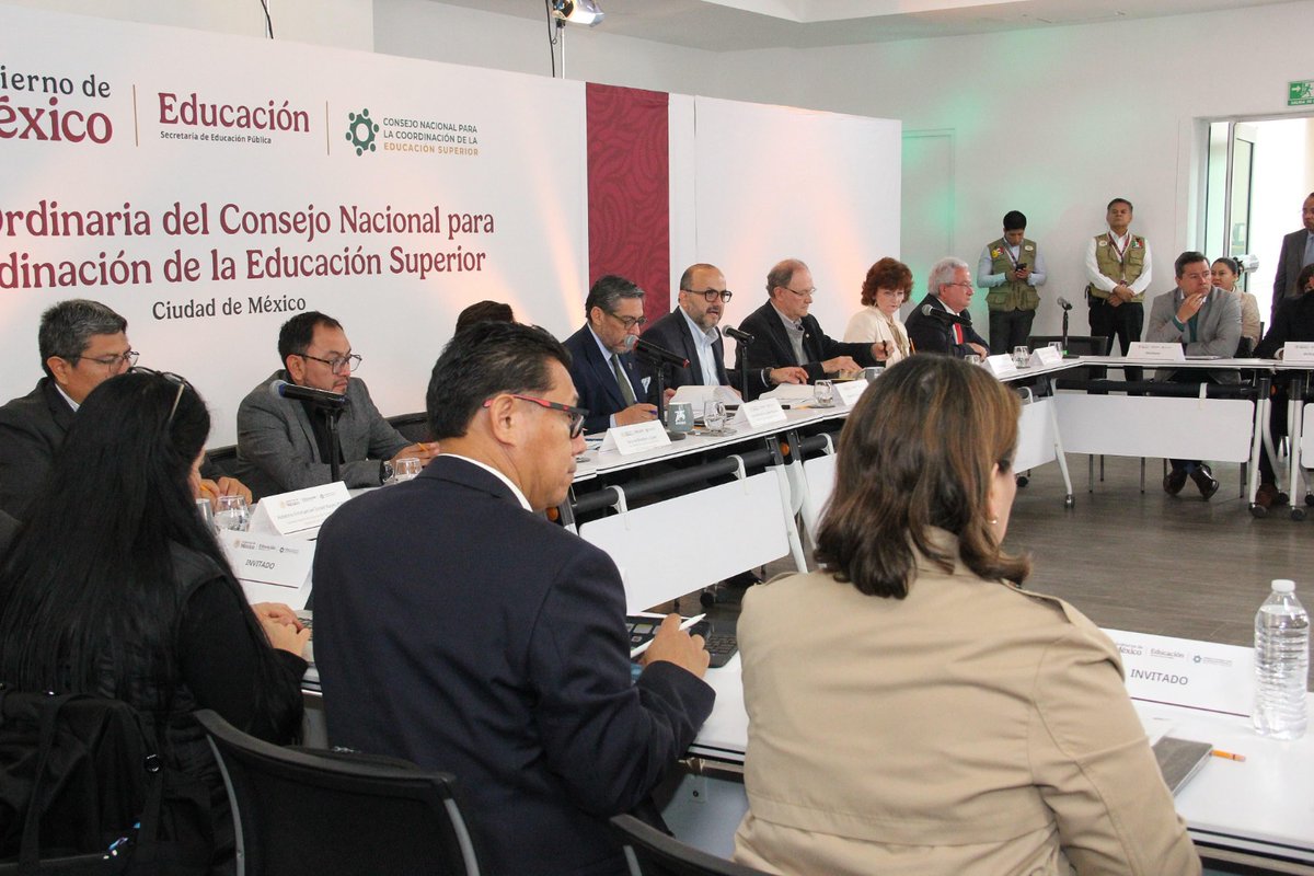 SEP_mx's tweet photo. #SEPInforma🗞️ | Al encabezar la XVI Sesión Ordinaria del #Conaces, el subsecretario de #EducaciónSuperior, @rvillanueval, presentó la Estrategia Nacional para la Educación Superior a lo largo de la vida, la cual propone la creación de una Plataforma Digital Nacional para que las universidades ofrezcan cursos a estudiantes y ciudadanía en general. 🖥️🎓

🔗 Conoce más: https://t.co/rPaSsZxElH
