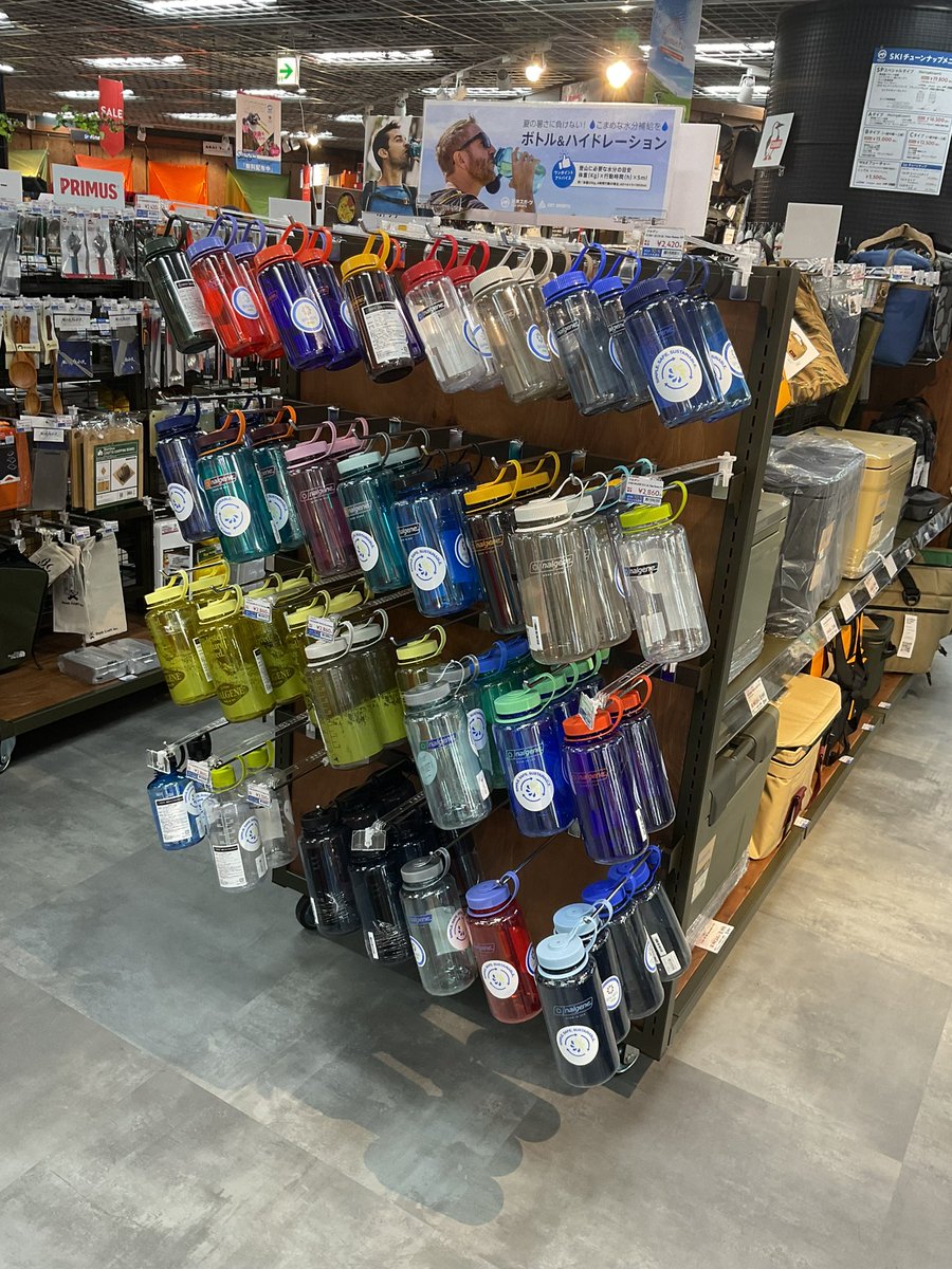 ishiichiba's tweet image. 石井スポーツ千葉店です⛰️

【定番中の定番！ナルゲンボトル💧】
軽量・丈夫・漏れない！アウトドアから日常まで大活躍✨

✔️耐熱・耐冷OK（-20℃〜100℃）
✔️匂い移りしにくくお手入れ簡単
✔️目盛り付きで水分管理もバッチリ

一度使えば手放せない信頼の一本💡
#ナルゲン #nalgene