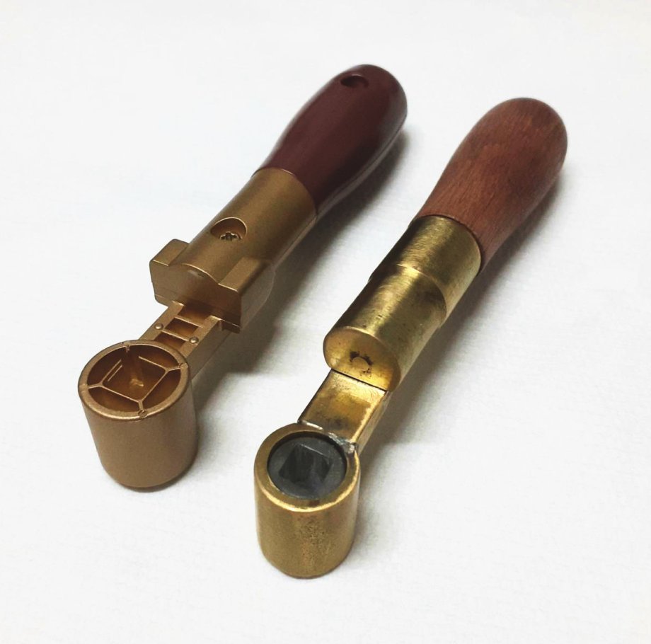 westgauge's tweet photo. この度、ブレーキ弁ハンドルのミニサイズの物を製作させて頂きました。

模型用の物ですね、市販品の樹脂製の物に合わせて同サイズで製作。
真鍮+木材で実際のブレーキ弁と同じ素材を使用しているのでミニチュアサイズの本格派という仕様です。 https://t.co/t3iAj3NHt8