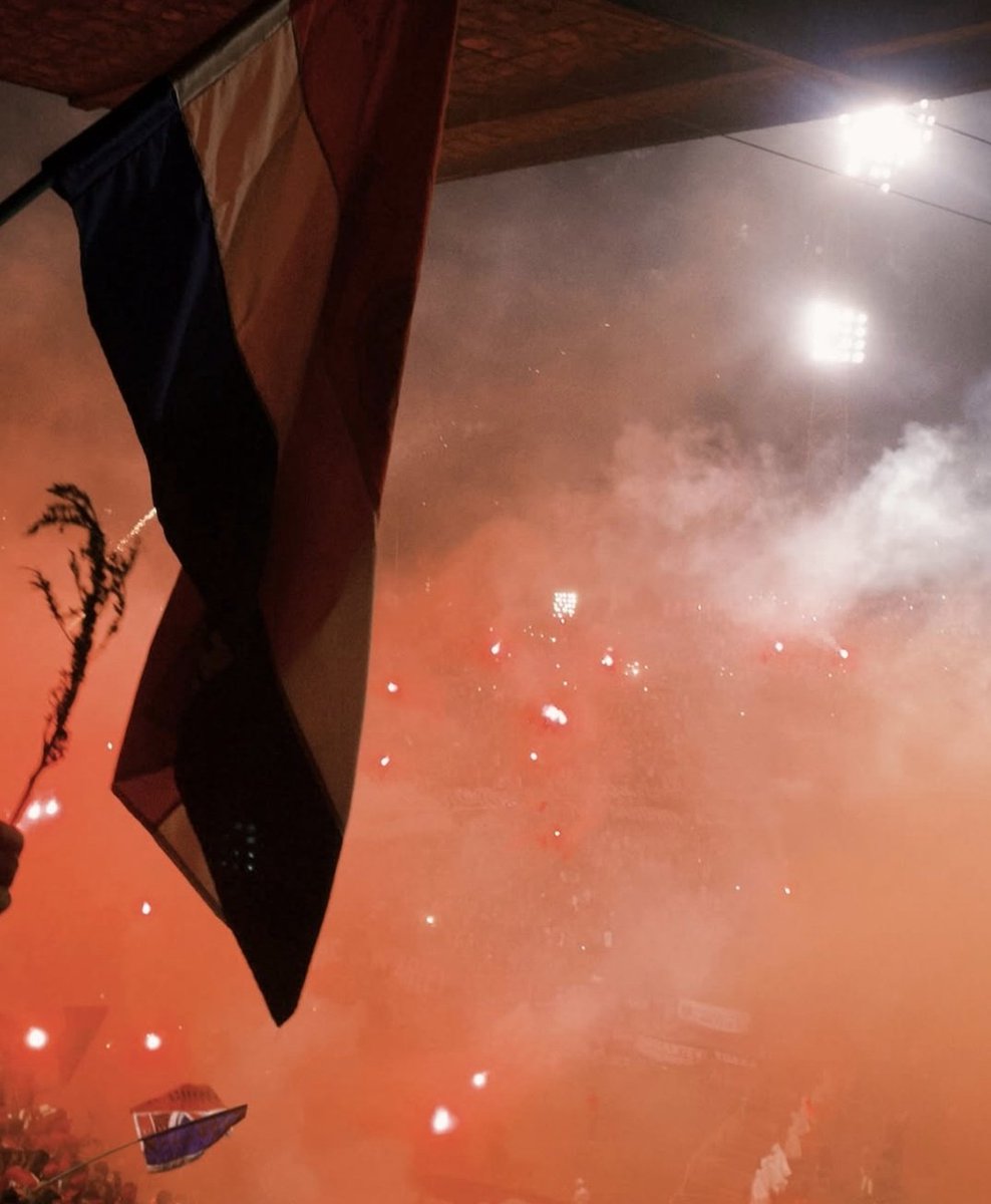 incognito_rojo's tweet photo. 24 horas pasaron y solo 1 jugador ha salido a dar la cara ante las cámaras y los micrófonos (no lo voy a mencionar porque no se trata de sacar en limpio a nadie).

Esta hinchada aporreada no merece esa indiferencia por parte de sus jugadores.

📸 @vasscomigue https://t.co/R0h7Ex6QEw