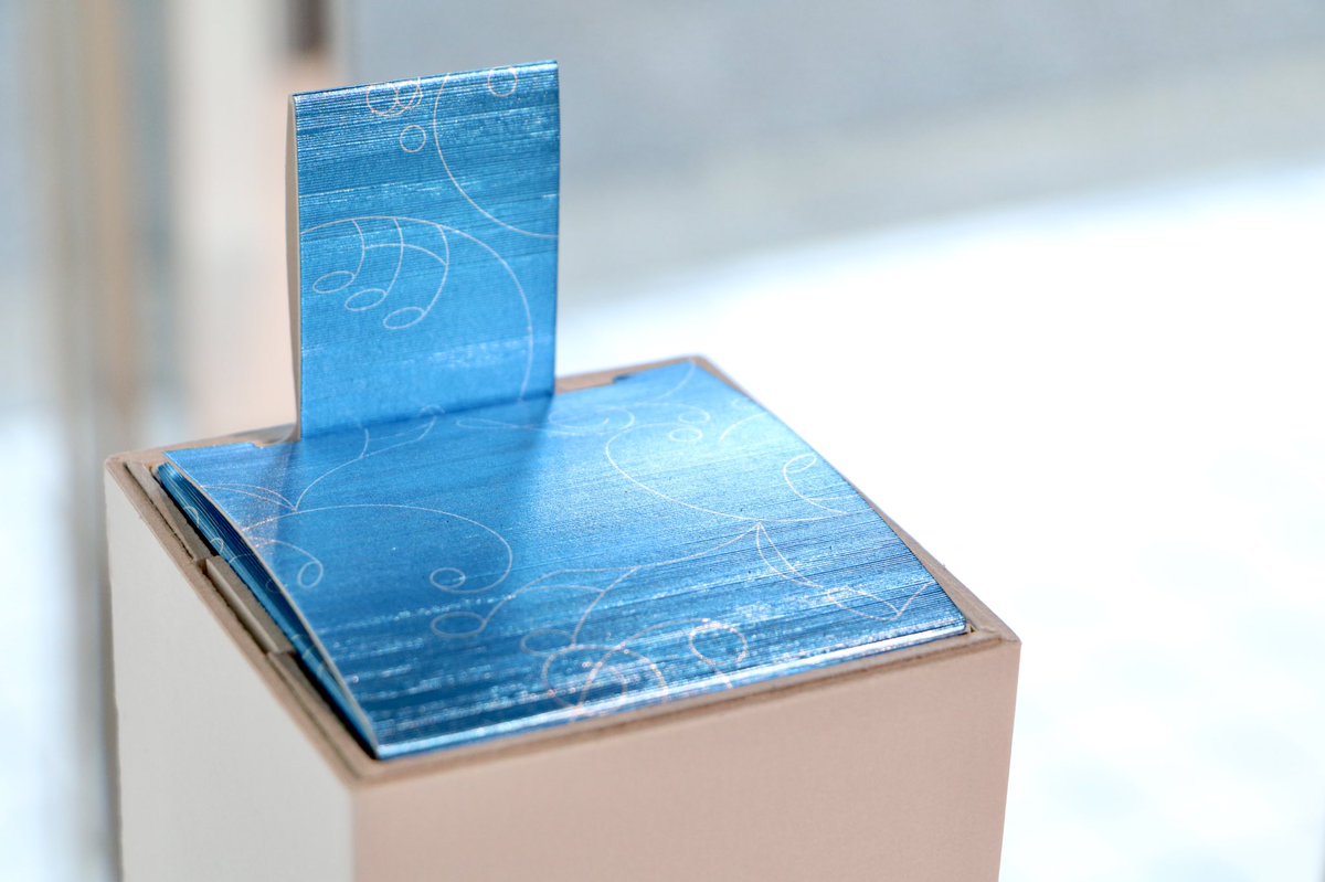 【PACKAGE VOICE展 作品紹介-8】
ASAMI DESIGN
“細長いモノ達を運ぶ箱”

世の中にある細長いモノ達を楽しく持ち運び、置いておきたくなるような箱をイメージして作られたパッケージ。内箱の「ハイボーンA」には透かし模様を入れ、紙の特性を活かしながら奥行きを感じられる仕上がりです。