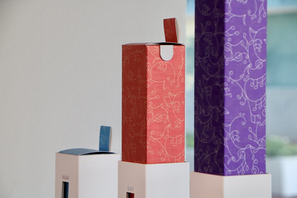 PAPERVOICE_TKY's tweet photo. 【PACKAGE VOICE展 作品紹介-8】
ASAMI DESIGN
“細長いモノ達を運ぶ箱”

世の中にある細長いモノ達を楽しく持ち運び、置いておきたくなるような箱をイメージして作られたパッケージ。内箱の「ハイボーンA」には透かし模様を入れ、紙の特性を活かしながら奥行きを感じられる仕上がりです。 https://t.co/qN0rZmBKqc
