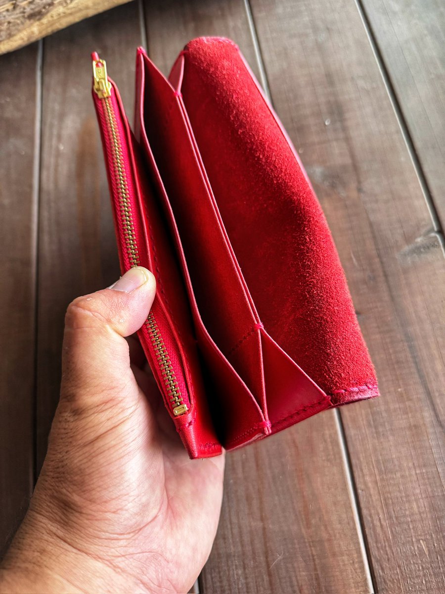 HAKODATE_CRAFT's tweet photo. 上質なイタリア産のアリゾナレザーを使った長財布。
印象的な赤に、流れるようなターコイズグリーンのラインを加え、ファスナー引手にはゴールドを使用しました。
お客様と相談しながらポケットの配置などを決めて製作しました。

#レザーウォレット #ハンドメイド財布 #本革財布 #レザーグッズ https://t.co/tdY1aCB9yX